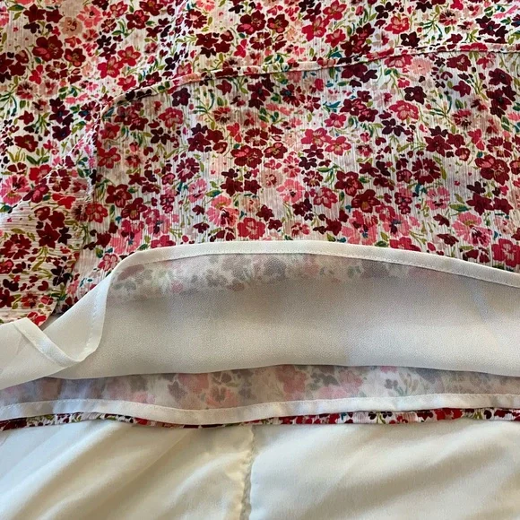 Vince Camuto V-Neck Floral Tank Blouse. Very feminine. Very pretty. Lined. - Picture 7 of 13